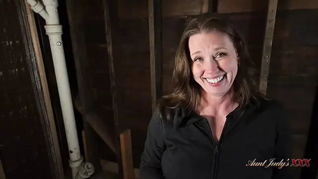 Busty Mature Amateur Autumn Puts Handyman To Work XXX