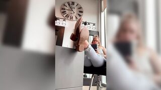 Gwen Spreads Her Legs for a Midday淫视 Session (High-Def Tease)