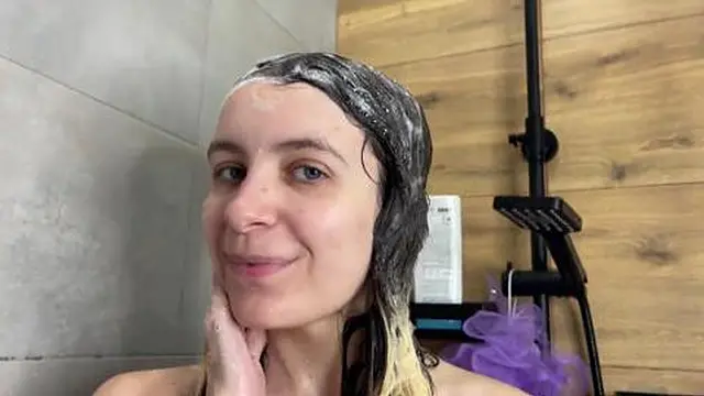 Teen girlfriend pleads for a showerfuck