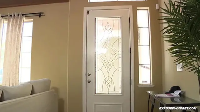 Sizi Sev Seducing Her White Neighbor