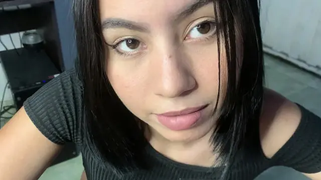 Teen Latina amateur girl takes cumshot in mouth from lover POV