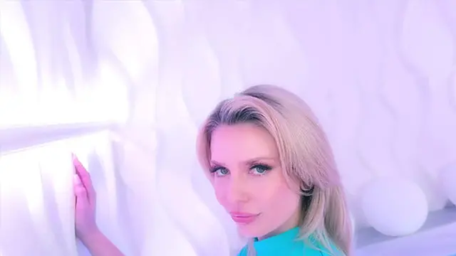 Hot Blonde Beverly Hillson Sucks Deep at the Swallow Salon