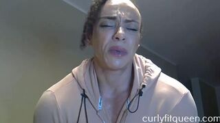 Milf gym rat flexing her daily pump